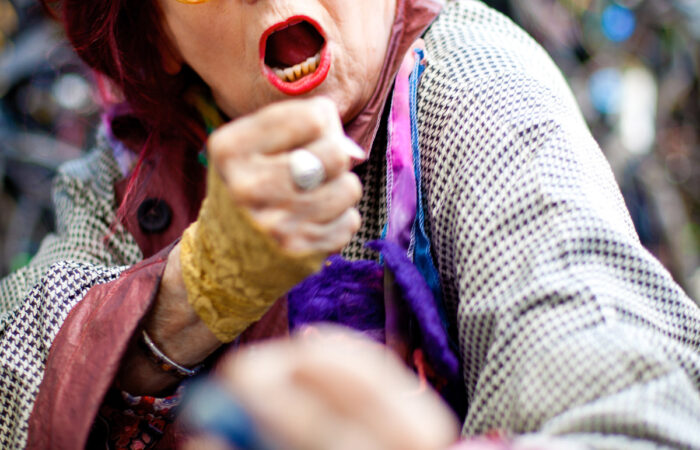 Starsza kobieta na wysypisku