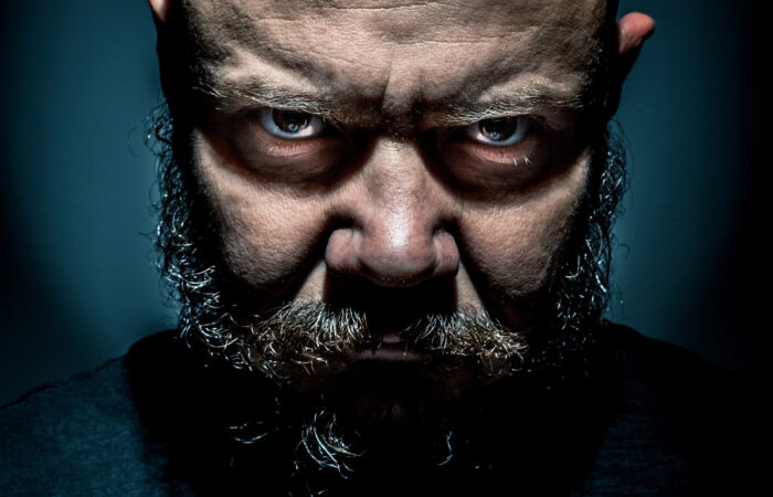 Mężczyzna z twarzą w cieniu