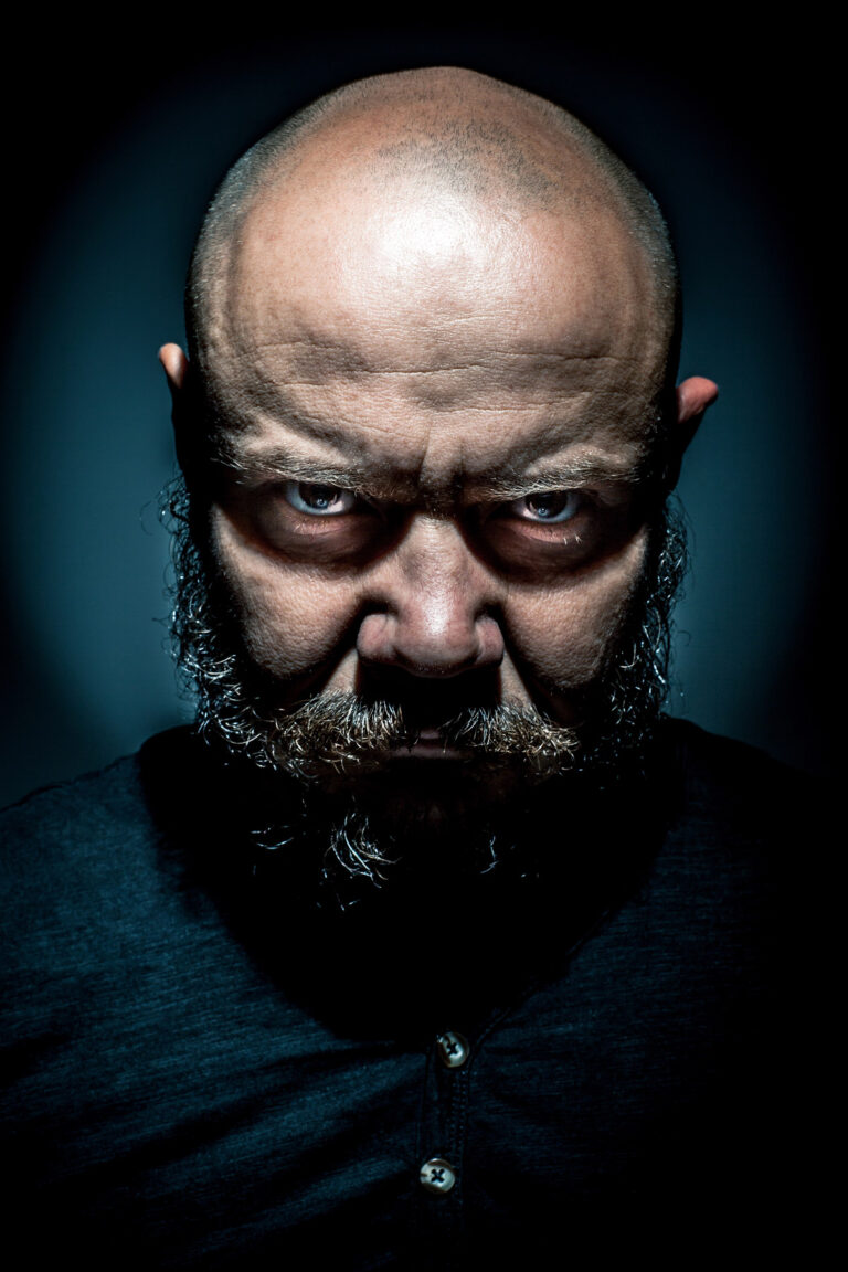 Mężczyzna z twarzą w cieniu