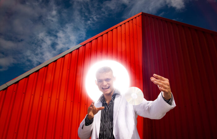 Mężczyzna na tle czerwonego kontenera