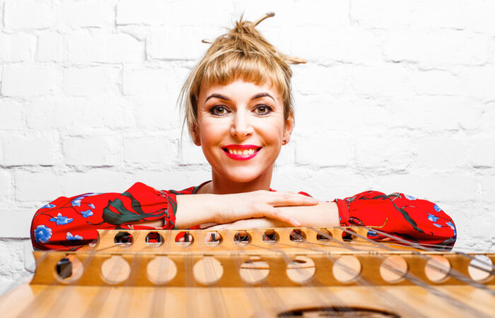 Uśmiechnieta kobieta z cymbałami