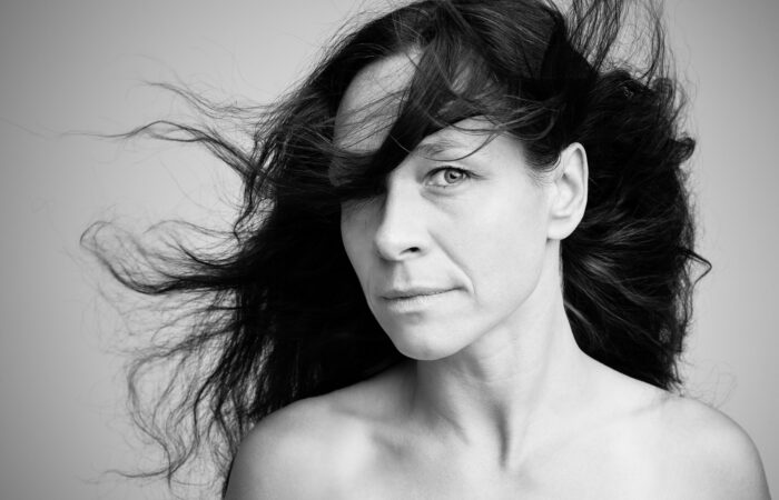 Kobieta z długimi włosami