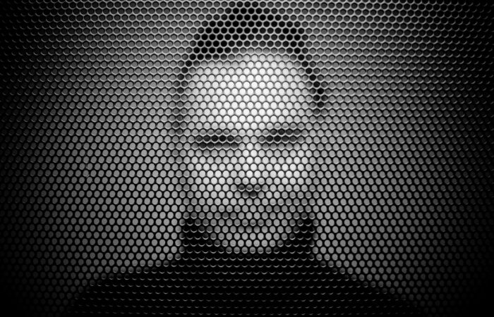 Mężczyzna za dziurkowaną płytą