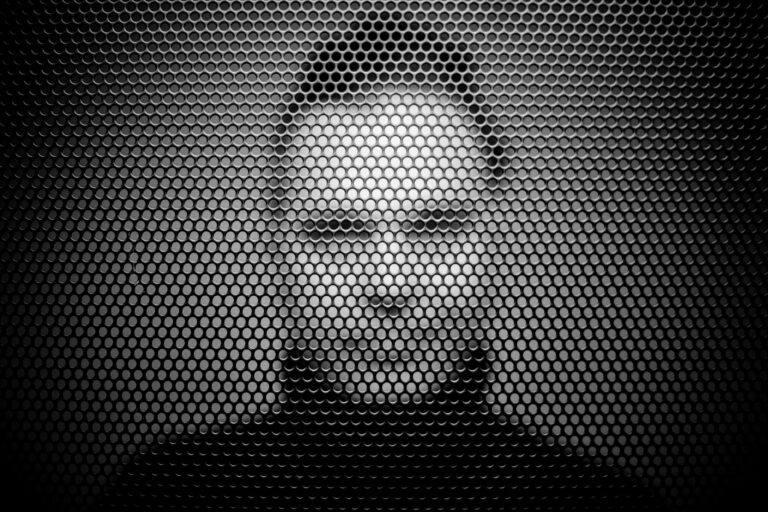 Mężczyzna za dziurkowaną płytą