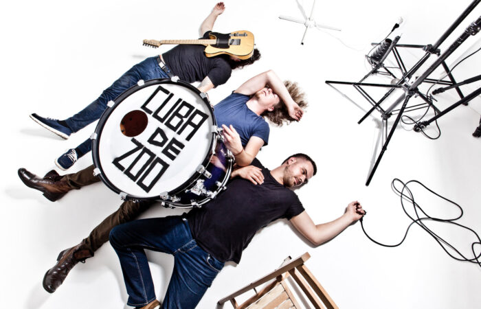 Trzech muzyków i instrumenty leżace na podłodze