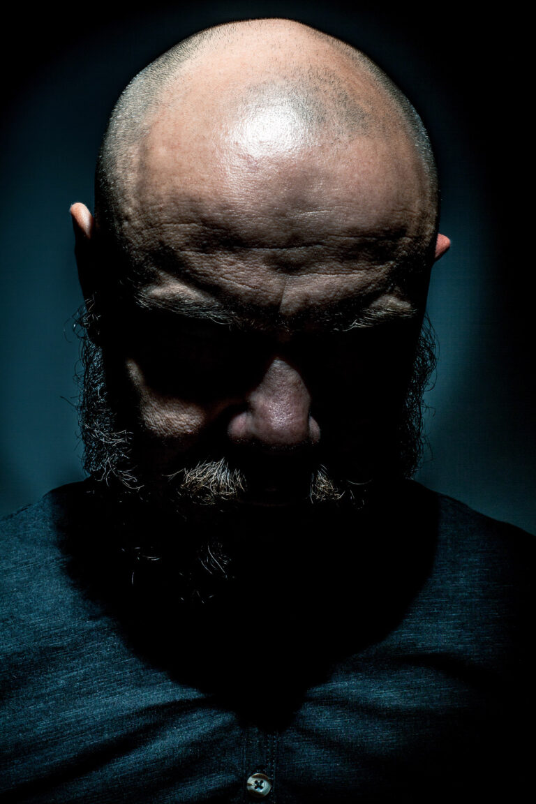 Mężczyzna z twarzą w cieniu