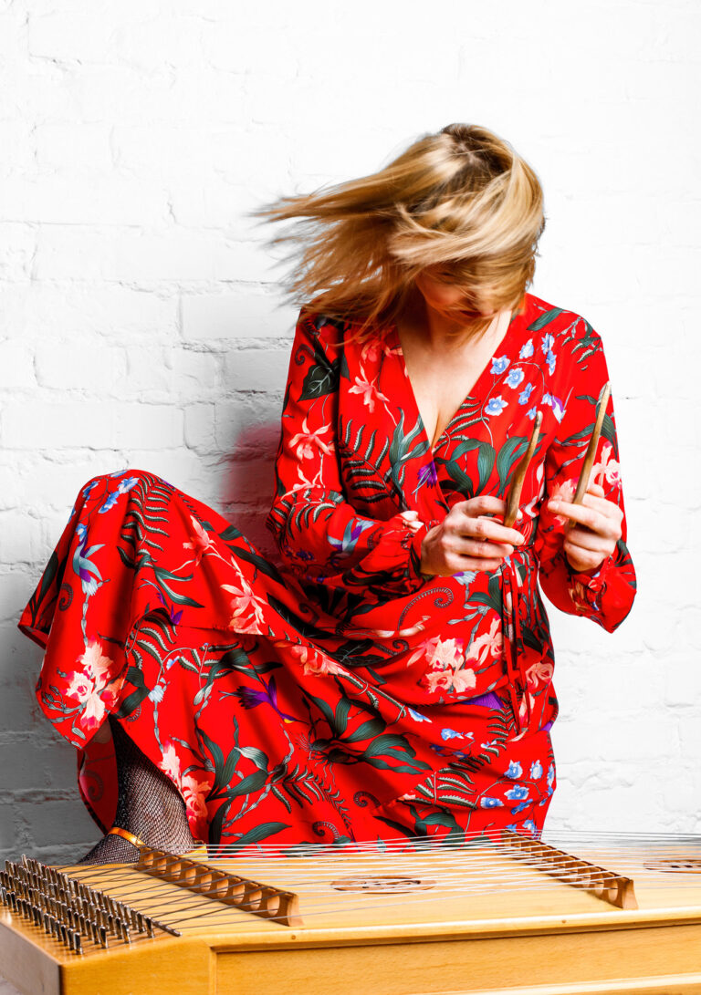 Kobieta gra na cymbałach