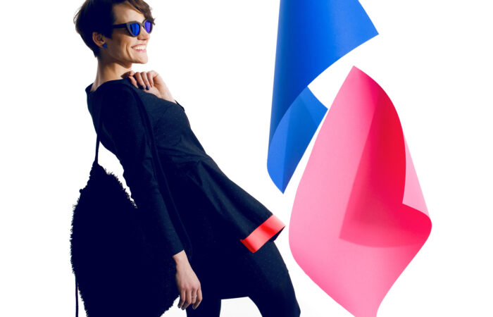 Zdjęcie radosnej kobiety w kolorowych ubraniach i okularach