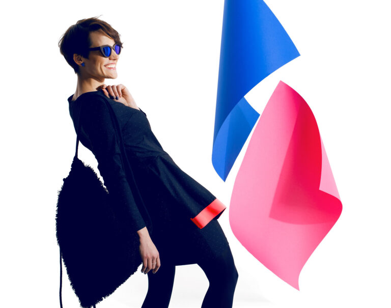 Zdjęcie radosnej kobiety w kolorowych ubraniach i okularach