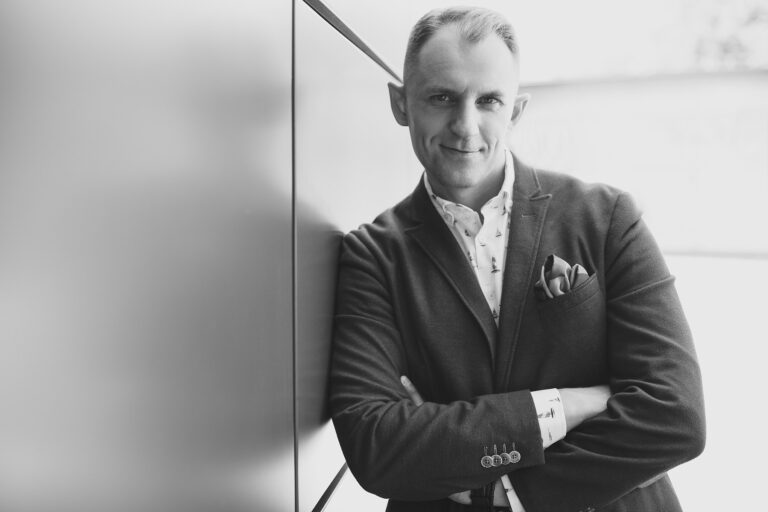 Mężczyzna przy ścianie