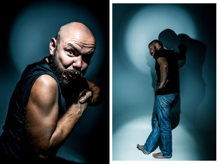 Mężczyzna przy ścianie pręży mięśnie