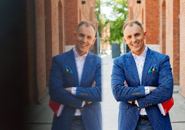 Mężczyzna w odbiciu na ścianie