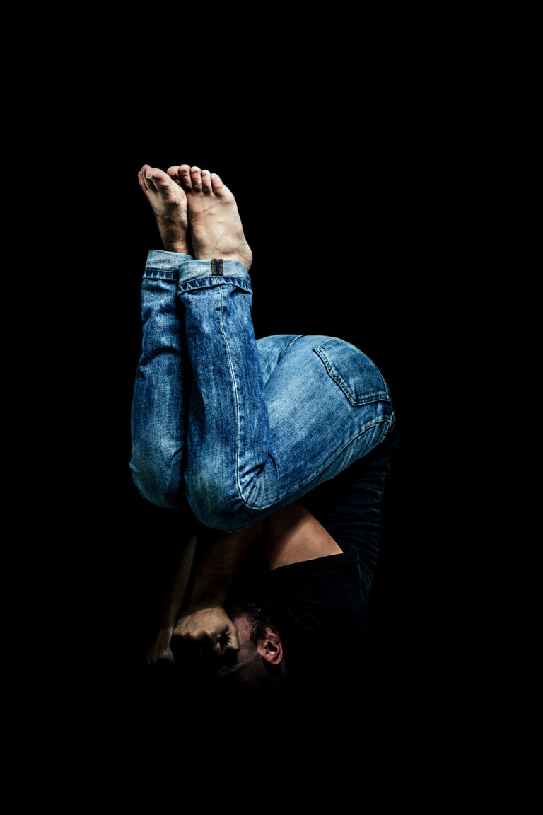 Mężczyzna uprawia gimanstykę