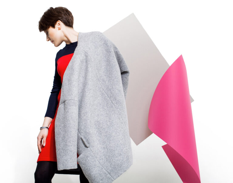 Zdjęcie kobiety w kolorowych ubraniach i okularach