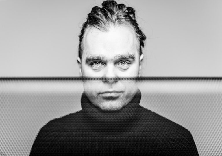 Mężczyzna częściowo za dziurkowaną płytą