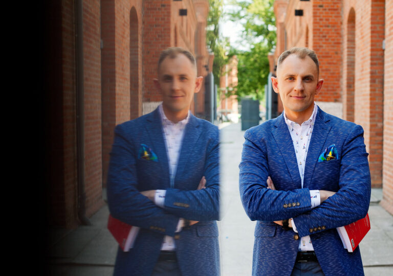 Mężczyzna w odbiciu na ścianie