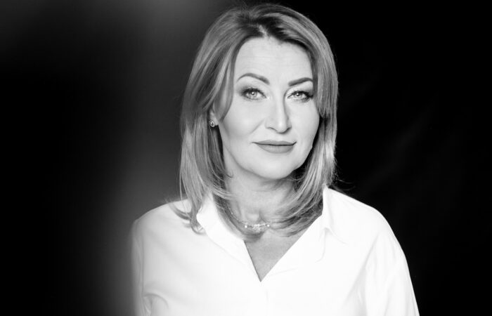 Elegancko ubrana kobieta na ciemnym tle