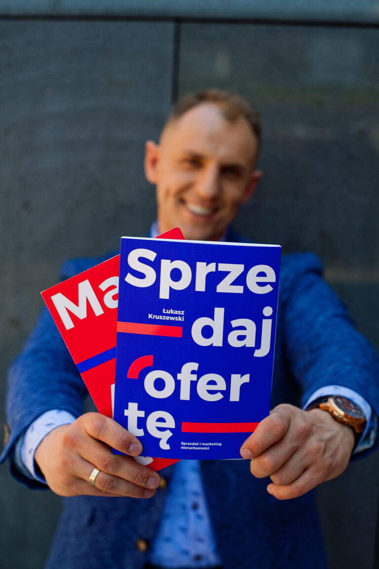 Mężczyzna trzyma książki