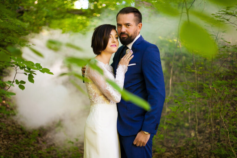 Przytulona para w lesie
