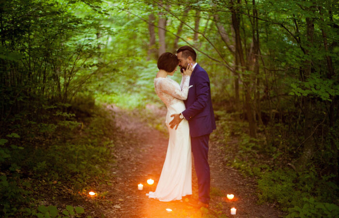 Para przytulonych ludzi w magicznym lesie