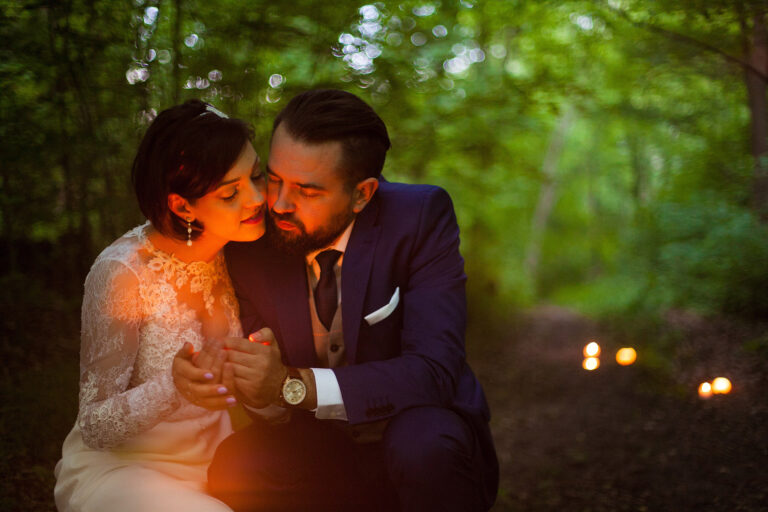 Para przytulonych ludzi w magicznym lesie