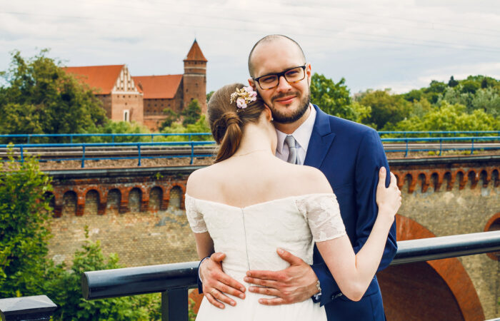 Para przytula się na wiadukcie kolejowym