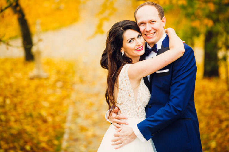 zadowolona para obejmująca się w lesie