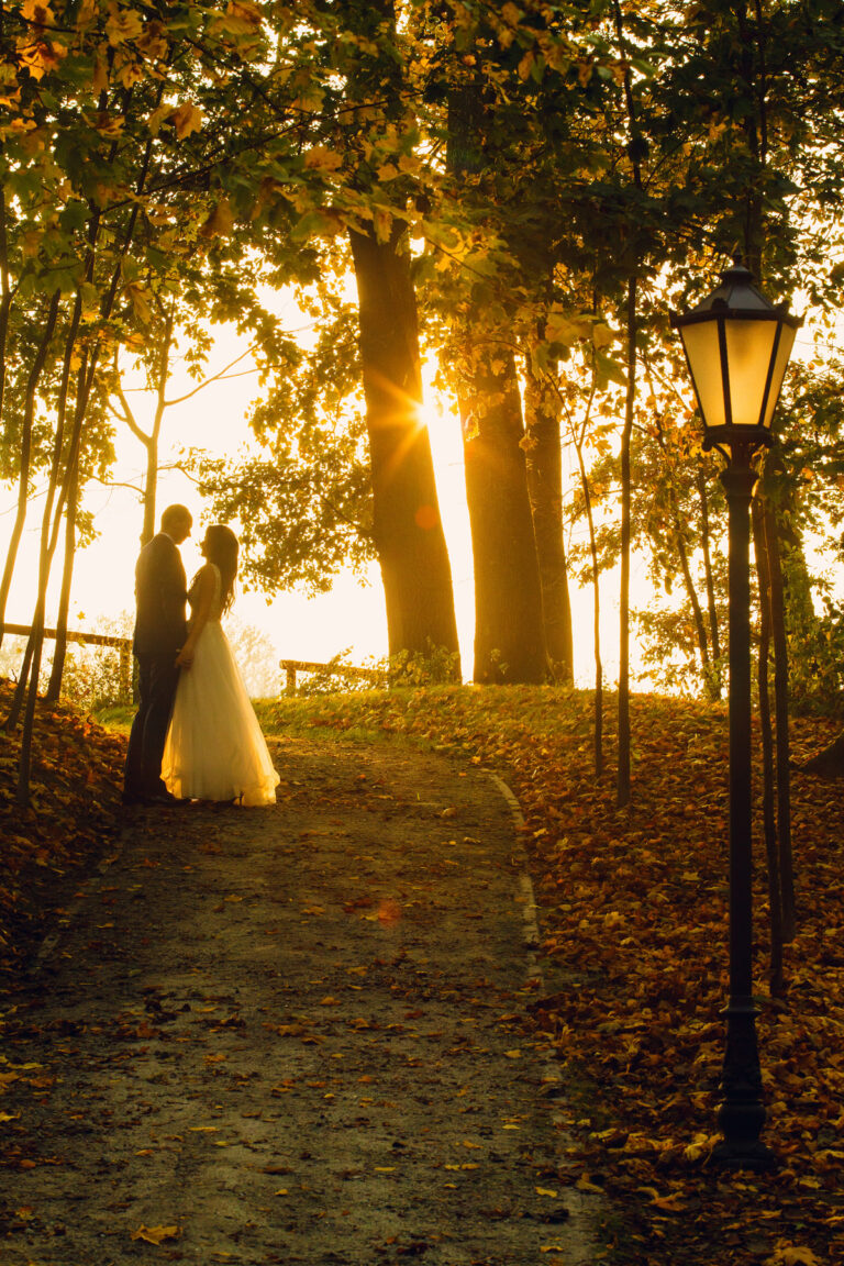 Para Młoda w zachodzącym słońcu