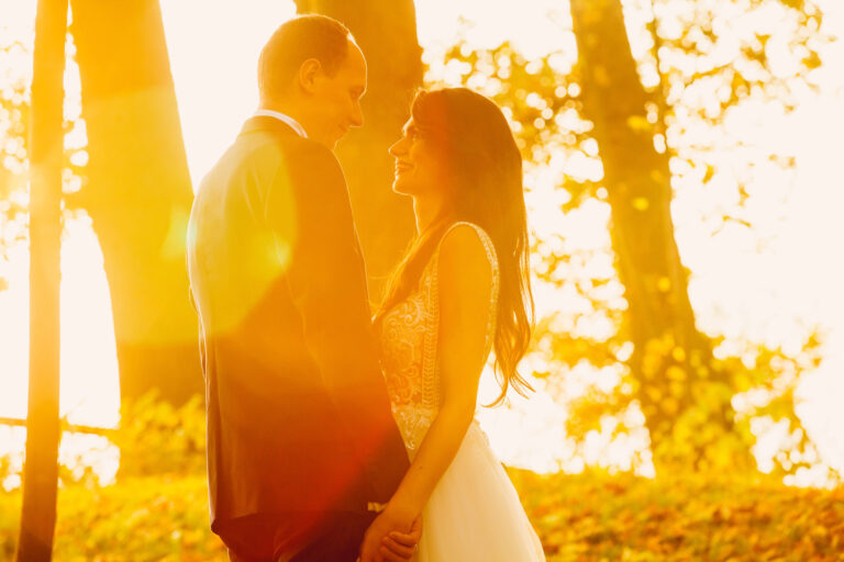 Para Młoda w zachodzącym słońcu