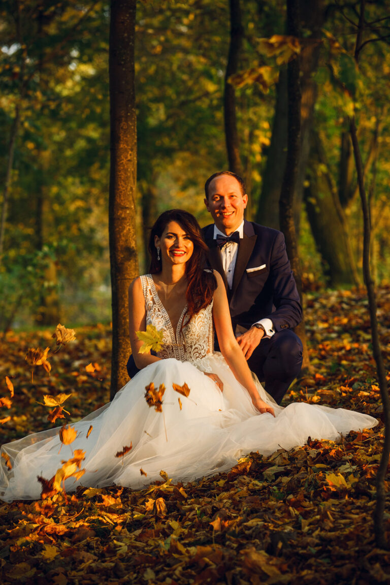 Para Młoda siedząca na liściach