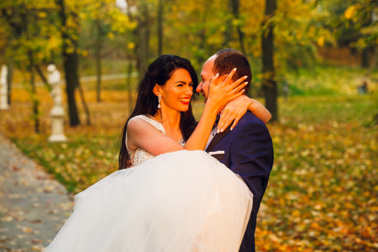 Uśmiechnięta para młoda