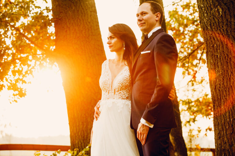 Dwoje ludzi patrz w dal