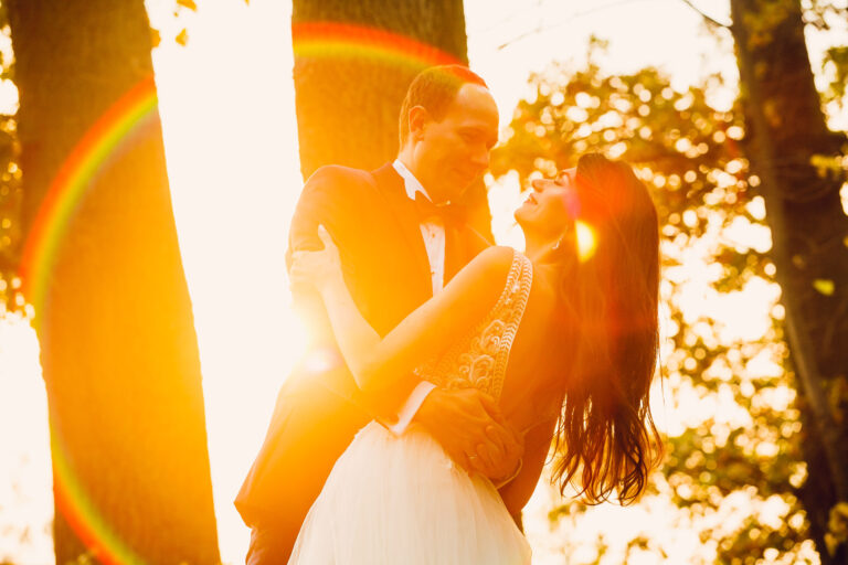 Para obejmuje się o zachodzi słońca