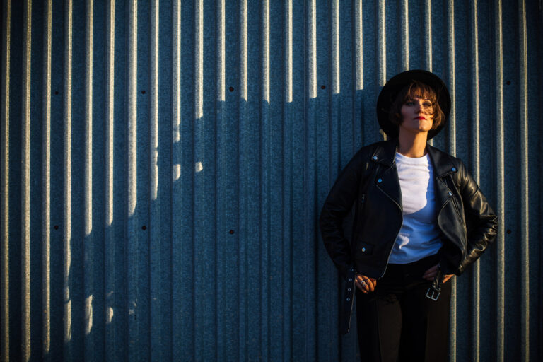 kobieta przy metalowej ścianie