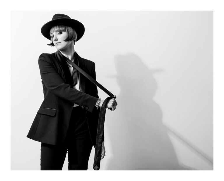 Kobieta w kapeluszu na jasnym tle