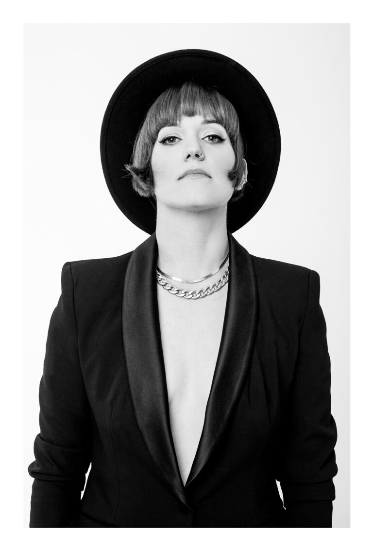 Kobieta w czarnym ubraniu patrzy w obiektyw