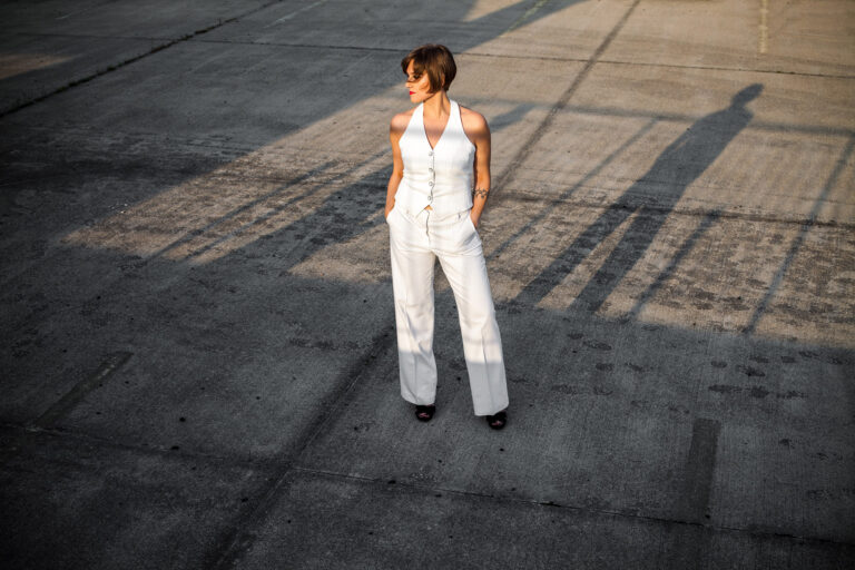 Kobieta na betonowym placu