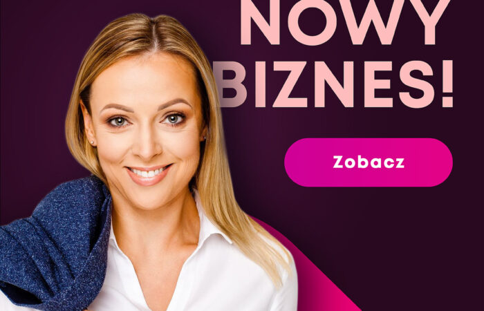 Kobieta w swobodnej pozie na kolorowym tle