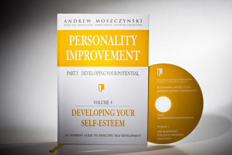 Książka i płyta na stole fot. Łukasz Pepol