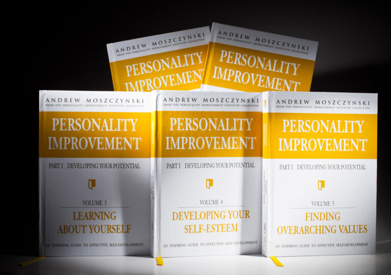 Książki na stole oświetlonym mocnym światłem fotografia reklamowa Łukasz Pepol