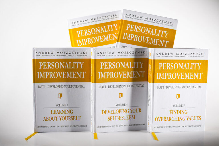 Książki na stole oświetlonym mocnym światłem fot. Łukasz Pepol Fotograf Olsztyn