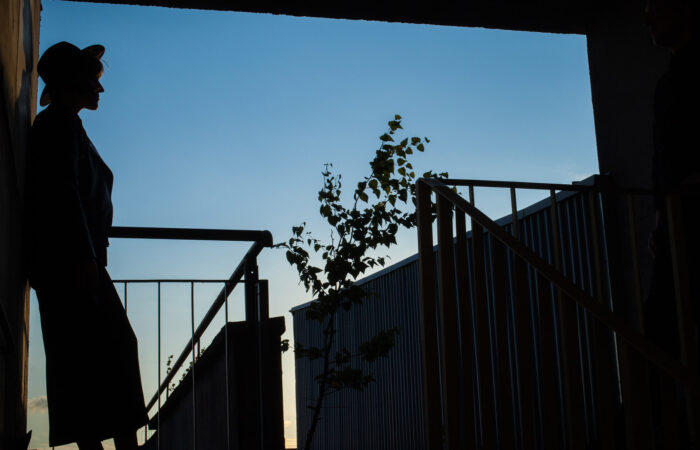 Kobieta w cieniu i drzewo w tle