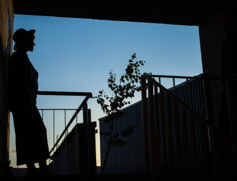 Kobieta w cieniu i drzewo w tle