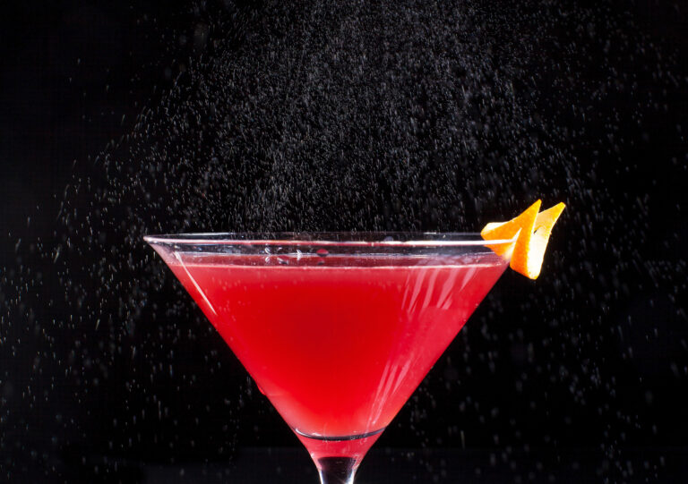 kolorowy drink w wykwintnej szklance zroszonej wodą