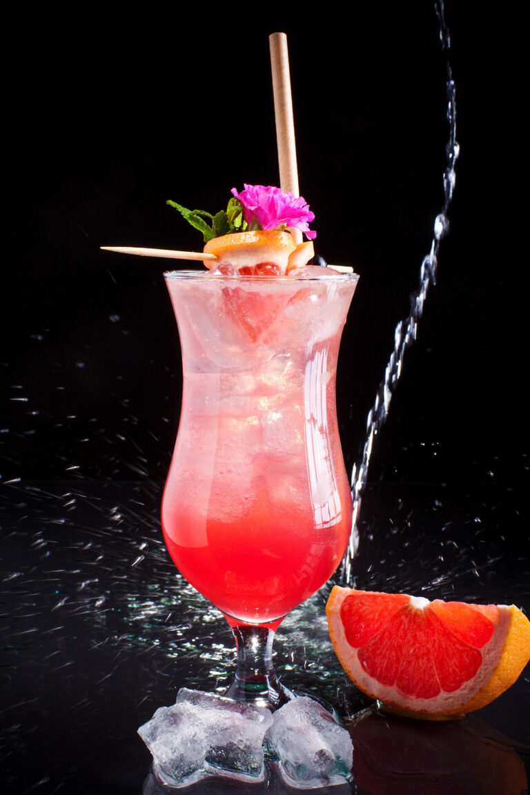 Zdjęcia drinka z lodem i grapefruitem, słomka w wysokiej szklance, Fotograf Olsztyn