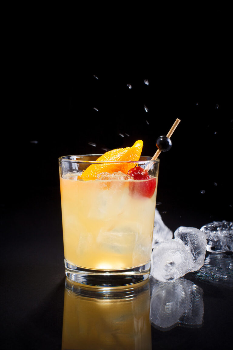 Zdjęcia drinka z lodem w szklance, fotografia reklamowa