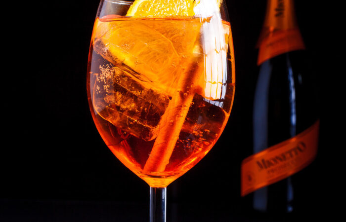 Zdjęcia drinka ze słomką w kieliszku i butelką w tle, Fotograf Olsztyn