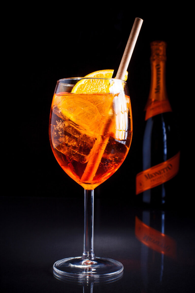 Zdjęcia drinka ze słomką w kieliszku i butelką w tle, Fotograf Olsztyn