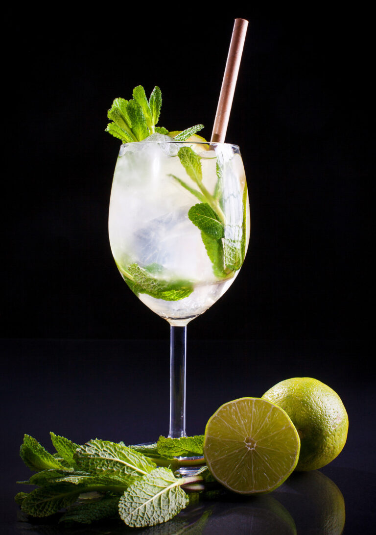 Zdjęcia drinka z lodem, ze słomką w kieliszku i z limonką na ciemnym tle, Łukasz Pepol - Fotograf Olsztyn