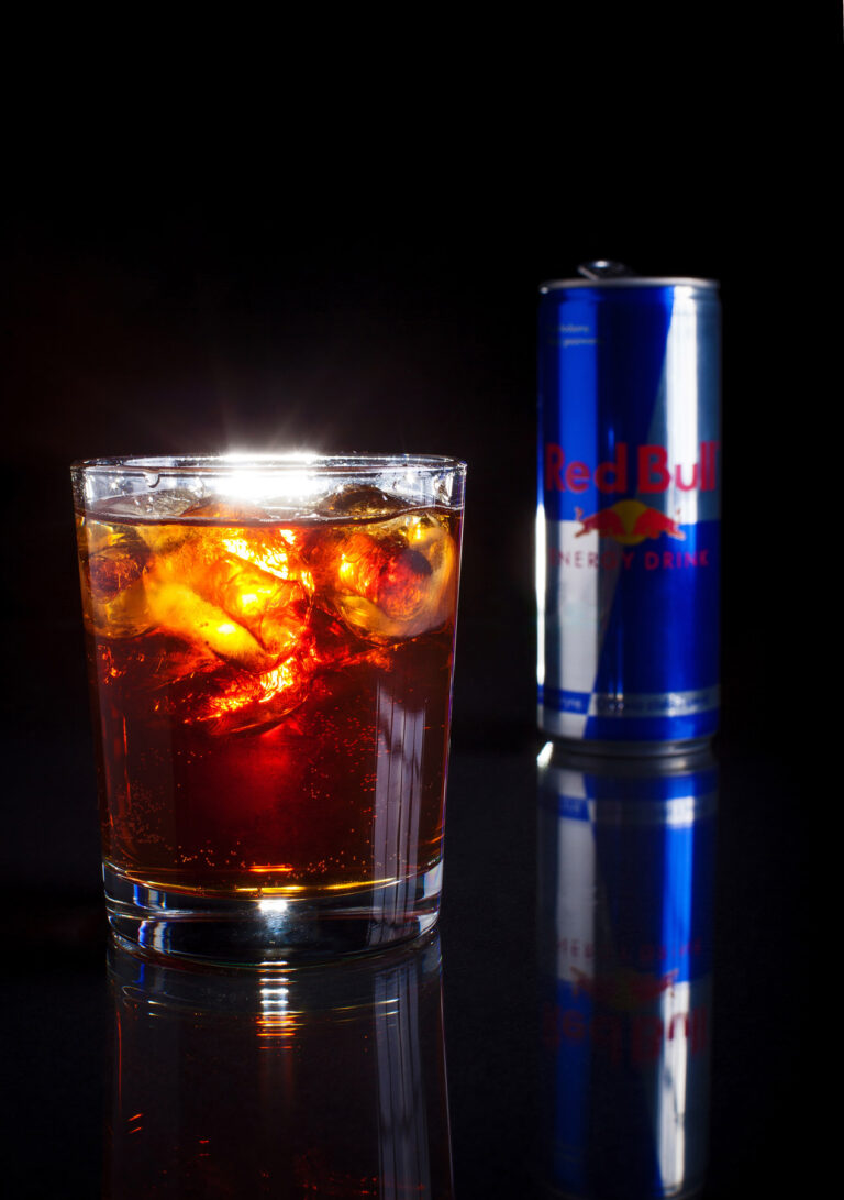 Puszka i napój w szklance - fotografia reklamowa